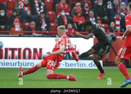 Berlin, Deutschland. 30. Oktober 2021. firo 1. Bundesliga. 2021/2022 Fußball: Fuvuball: 30.10.2021 Union Berlin - FC Bayern Mvºnchen München Kingsley Coman, schießen, dass, Tor, zu, 1: 4 Credit: dpa/Alamy Live News Stockfoto