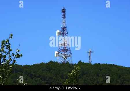 Telekommunikationsantenne auf einem Berg in Barcelona, Katalonien, Spanien, Europa Stockfoto