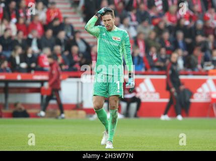 Berlin, Deutschland. 30. Oktober 2021. firo 1. Bundesliga. 2021/2022 Fußball: Fuvuball: 30.10.2021 Union Berlin - FC Bayern Mvºnchen München Andreas Luthe, ganze Figur, Geste Credit: dpa/Alamy Live News Stockfoto