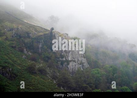 Niedrig liegender Nebel rund um Llyn Gwynant im Gwynant Valley, Snowdonia National Park, Wales, Großbritannien Stockfoto