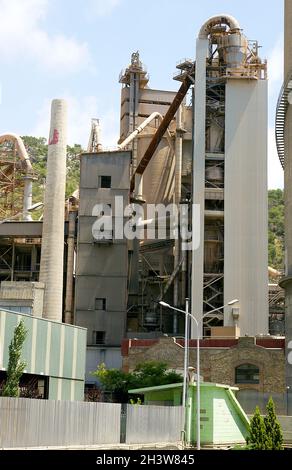 Zementfabrik in Vallcarca, El Garraf, Barcelona, Katalonien, Spanien, Europa Stockfoto