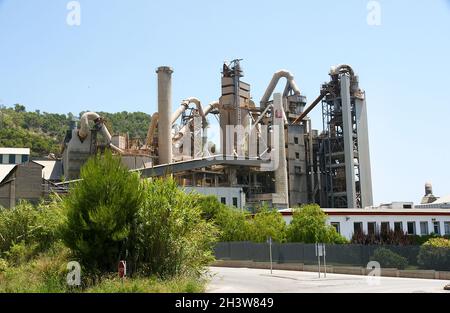 Zementfabrik in Vallcarca, El Garraf, Barcelona, Katalonien, Spanien, Europa Stockfoto