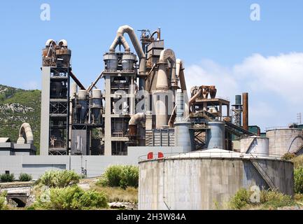 Zementfabrik in Vallcarca, El Garraf, Barcelona, Katalonien, Spanien, Europa Stockfoto