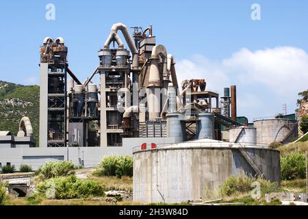 Zementfabrik in Vallcarca, El Garraf, Barcelona, Katalonien, Spanien, Europa Stockfoto