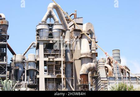 Zementfabrik in Vallcarca, El Garraf, Barcelona, Katalonien, Spanien, Europa Stockfoto