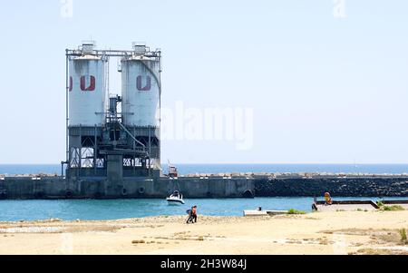 Zementfabrik in Vallcarca, El Garraf, Barcelona, Katalonien, Spanien, Europa Stockfoto