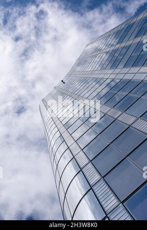 Blick nach oben auf Wolken, die sich von einem Blackfriars in London, England, widerspiegeln Stockfoto