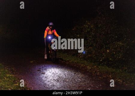 Edinburgh, Schottland. Samstag, 30. Oktober 2021. Während Großbritannien von der britischen Sommerzeit zur Sommerzeit wechselt, bereiten sich Radfahrer in Edinburgh, Schottland, auf das Fahren in der Dämmerung und in der Nacht mit Lichtern auf ihren Fahrrädern vor. Stockfoto