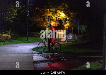 Edinburgh, Schottland. Samstag, 30. Oktober 2021. Während Großbritannien von der britischen Sommerzeit zur Sommerzeit wechselt, bereiten sich Radfahrer in Edinburgh, Schottland, auf das Fahren in der Dämmerung und in der Nacht mit Lichtern auf ihren Fahrrädern vor. Stockfoto