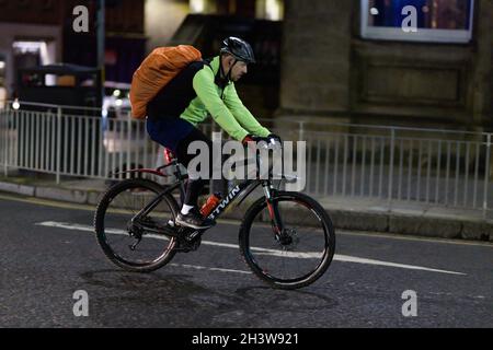 Edinburgh, Schottland. Samstag, 30. Oktober 2021. Während Großbritannien von der britischen Sommerzeit zur Sommerzeit wechselt, bereiten sich Radfahrer in Edinburgh, Schottland, auf das Fahren in der Dämmerung und in der Nacht mit Lichtern auf ihren Fahrrädern vor. Stockfoto