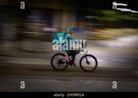 Edinburgh, Schottland. Samstag, 30. Oktober 2021. Während Großbritannien von der britischen Sommerzeit zur Sommerzeit wechselt, bereiten sich Radfahrer in Edinburgh, Schottland, auf das Fahren in der Dämmerung und in der Nacht mit Lichtern auf ihren Fahrrädern vor. Stockfoto