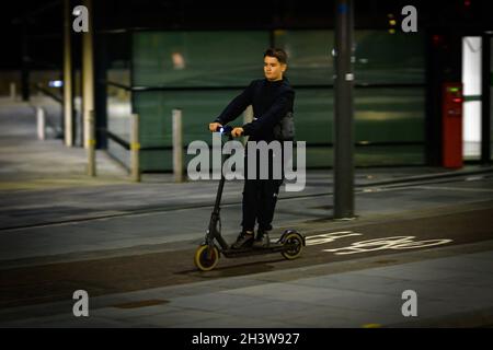 Edinburgh, Schottland. Samstag, 30. Oktober 2021. Während Großbritannien von der britischen Sommerzeit zur Sommerzeit wechselt, bereiten sich Radfahrer in Edinburgh, Schottland, auf das Fahren in der Dämmerung und in der Nacht mit Lichtern auf ihren Fahrrädern vor. Stockfoto