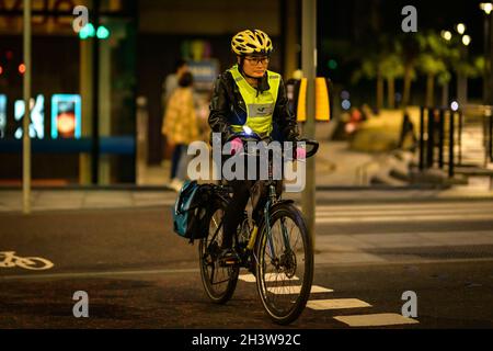 Edinburgh, Schottland. Samstag, 30. Oktober 2021. Während Großbritannien von der britischen Sommerzeit zur Sommerzeit wechselt, bereiten sich Radfahrer in Edinburgh, Schottland, auf das Fahren in der Dämmerung und in der Nacht mit Lichtern auf ihren Fahrrädern vor. Stockfoto