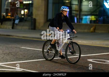 Edinburgh, Schottland. Samstag, 30. Oktober 2021. Während Großbritannien von der britischen Sommerzeit zur Sommerzeit wechselt, bereiten sich Radfahrer in Edinburgh, Schottland, auf das Fahren in der Dämmerung und in der Nacht mit Lichtern auf ihren Fahrrädern vor. Stockfoto