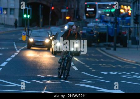 Edinburgh, Schottland. Samstag, 30. Oktober 2021. Während Großbritannien von der britischen Sommerzeit zur Sommerzeit wechselt, bereiten sich Radfahrer in Edinburgh, Schottland, auf das Fahren in der Dämmerung und in der Nacht mit Lichtern auf ihren Fahrrädern vor. Stockfoto