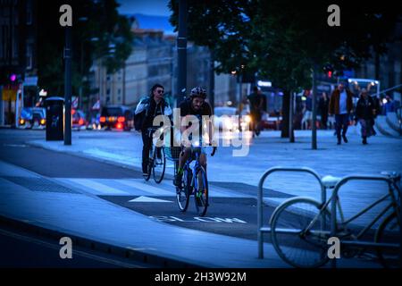 Edinburgh, Schottland. Samstag, 30. Oktober 2021. Während Großbritannien von der britischen Sommerzeit zur Sommerzeit wechselt, bereiten sich Radfahrer in Edinburgh, Schottland, auf das Fahren in der Dämmerung und in der Nacht mit Lichtern auf ihren Fahrrädern vor. Stockfoto