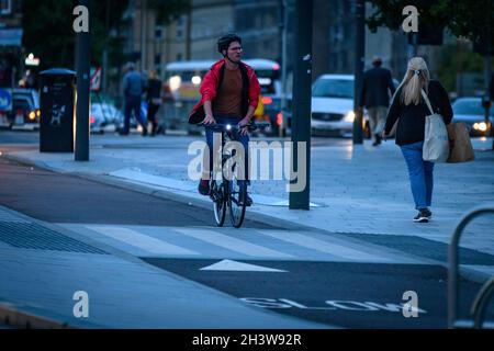 Edinburgh, Schottland. Samstag, 30. Oktober 2021. Während Großbritannien von der britischen Sommerzeit zur Sommerzeit wechselt, bereiten sich Radfahrer in Edinburgh, Schottland, auf das Fahren in der Dämmerung und in der Nacht mit Lichtern auf ihren Fahrrädern vor. Stockfoto