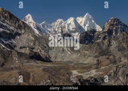 Fernansicht von Chukhung Ri: Gipfel des Rolwaling Himal Stockfoto