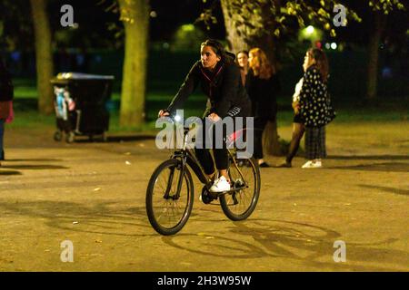 Edinburgh, Schottland. Samstag, 30. Oktober 2021. Während Großbritannien von der britischen Sommerzeit zur Sommerzeit wechselt, bereiten sich Radfahrer in Edinburgh, Schottland, auf das Fahren in der Dämmerung und in der Nacht mit Lichtern auf ihren Fahrrädern vor. Stockfoto