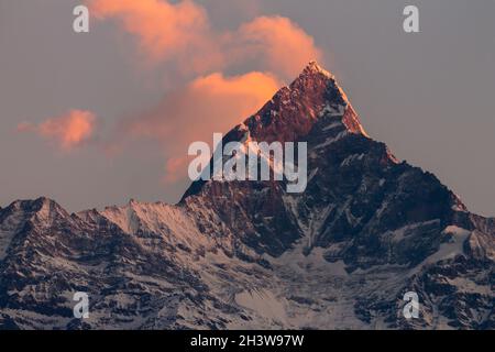 Machapuchare bei Sonnenaufgang - Blick von Sarangkot Stockfoto