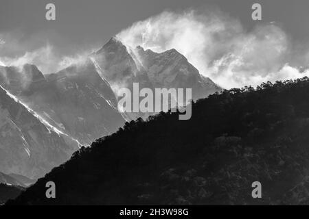 Magischer Morgen in Deboche: Nuptse - Lhotse Ridge und Everest oben Stockfoto