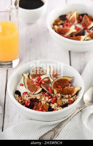 Frühstück. Müsli mit Haferflocken, Feigen und getrockneten Früchten Stockfoto