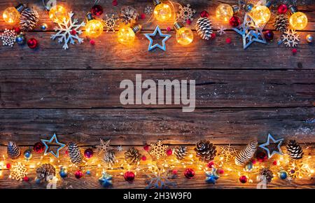Weihnachtslichter Auf Holztisch - Dekorationen Mit Fadenleuchten Beleuchtet Stockfoto
