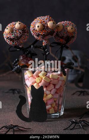 Hausgemachte Halloween-Kuchen knallt Monster mit dunkler Schokolade. Süßigkeiten für Kinder an Halloween Stockfoto