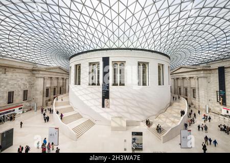 Im Zentrum des British Museum befindet sich der größte überdachte öffentliche Platz Europas, der große Hof von Queen Elizabeth II. Entworfen von Foster und Partn Stockfoto