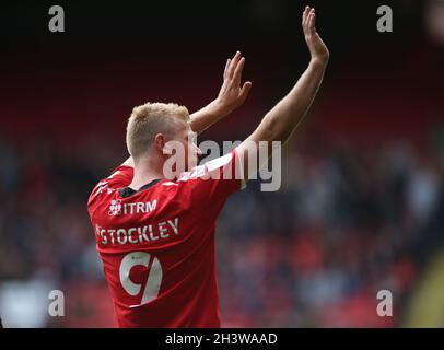 Charlton Athletic feiert Jayden Stockley, nachdem er im Sky Bet League One-Spiel im Valley, London, das dritte Tor des Spiels erzielt hat. Bilddatum: Samstag, 30. Oktober 2021. Stockfoto