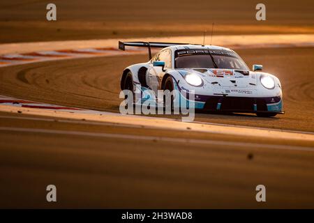 56 Perfetti Egidio (NOR), Cairoli Matteo (ita), Pera Riccardo (ita), Team Project 1, Porsche 911 RSR - 19, Aktion während der 6 Stunden von Bahrain, 5. Lauf der FIA-Langstrecken-Weltmeisterschaft 2021, FIA WEC, auf dem Bahrain International Circuit, vom 28. Bis 30. Oktober 2021 in Sakhir, Bahrain - Foto: Joao Filipe/DPPI/LiveMedia Stockfoto