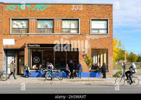 Café am Boulevard St-Laurent im Mile End-Bereich von Montreal, Kanada. Mile End ist bekannt für seine Kultur als Künstlerviertel, in dem Künstler, Musiker, Schriftsteller und Filmemacher leben. Es ist ein trendiges Viertel mit vielen Cafés und Geschäften. Stockfoto