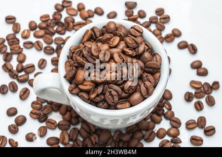 Geröstete Kaffeebohnen in eine Tasse Stockfoto
