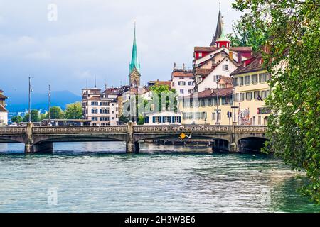 Straßen und historische Altstadtgebäude in der Nähe des Hauptbahnhofs Zürich HB, Hauptbahnhof, Schweizer Architektur und Reise d Stockfoto