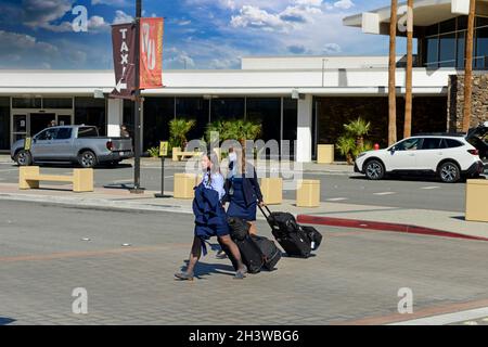 Southwest Airlines weibliche Flugbesatzung, die nach einem Flug den Palm Springs International Airport verlässt. Stockfoto