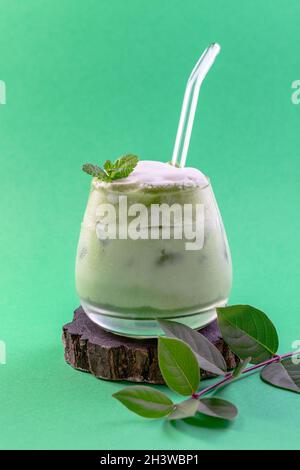 Glas eisgekühlter grüner Matcha Latte. Stockfoto