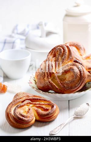 Wirbelnde Brötchen mit Zucker bestreut. Stockfoto