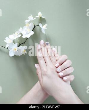 Frau mit Maniküre und Blume Stockfoto