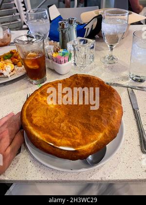 Der berühmte Chicken Pot Pie im LULU California Bistro in Palm Springs CA Stockfoto