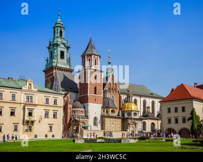 Krakau, Polen. 26. August 2019. Wawel Royal Castle und Wawel Cathedral an sonnigen Sommertagen. Stockfoto