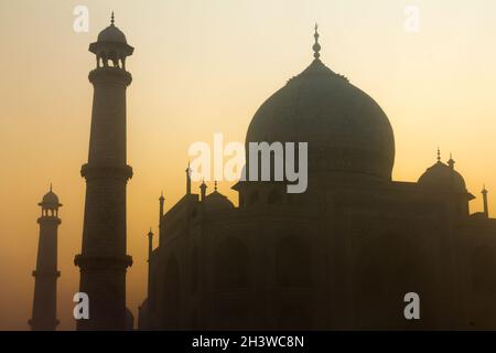 Taj Mahal bei Sonnenaufgang an einem Januartag Stockfoto