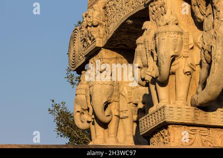 Elefanten am North Gateway. Buddhistische Denkmäler in Sanchi. Madhya Pradesh, Indien Stockfoto