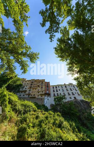 Gebäude an der Klippe in der Schlucht, die den Fluss Jucar in der Stadt Cuenca, Castilla-La Mancha, Spanien bildet. Stockfoto