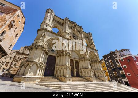 Low Angle Ansicht der Kathedrale von Cuenca, der ersten Kathedrale im gotischen Stil auf der iberischen Halbinsel (zusammen mit der Kathedrale von Avila). Stockfoto