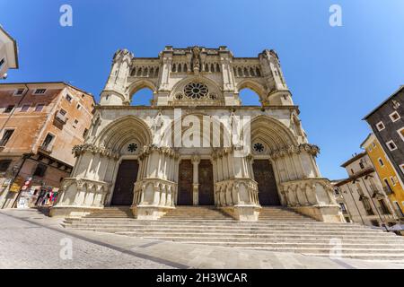 Low Angle Ansicht der Kathedrale von Cuenca, der ersten Kathedrale im gotischen Stil auf der iberischen Halbinsel (zusammen mit der Kathedrale von Avila). Stockfoto