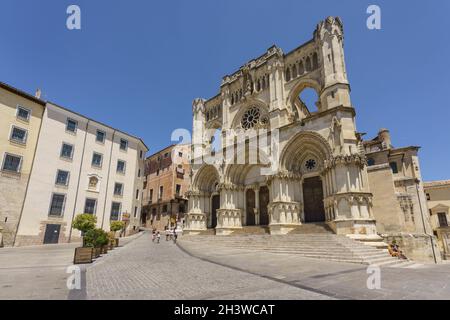 Low Angle Ansicht der Kathedrale von Cuenca, der ersten Kathedrale im gotischen Stil auf der iberischen Halbinsel (zusammen mit der Kathedrale von Avila). Stockfoto