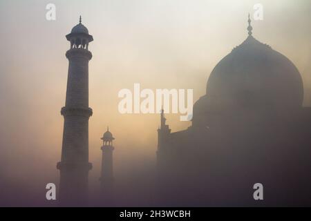 Taj Mahal bei Sonnenaufgang an einem nebligen Januartag Stockfoto