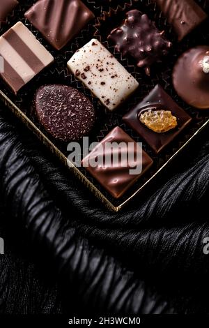 Schweizer Pralinen in Geschenkschachtel, verschiedene Luxus-Pralinen aus dunkler und milcher Bio-Schokolade in der Chocolaterie in der Schweiz, sw Stockfoto