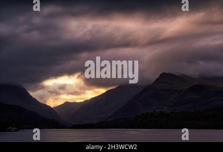 Sonnenaufgang auf Llyn Padarn in Llanberis, Snowdonia National Park, Wales, Großbritannien Stockfoto