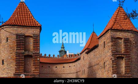 Rote Mauern und Türme von Warschau Barbican, Polen Stockfoto